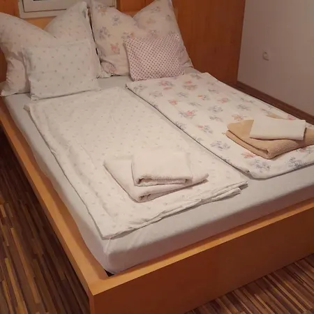 Cseresznyefa Vendeghaz Apartmán *